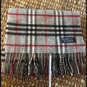 Burberry scarf 100% Lambs wool